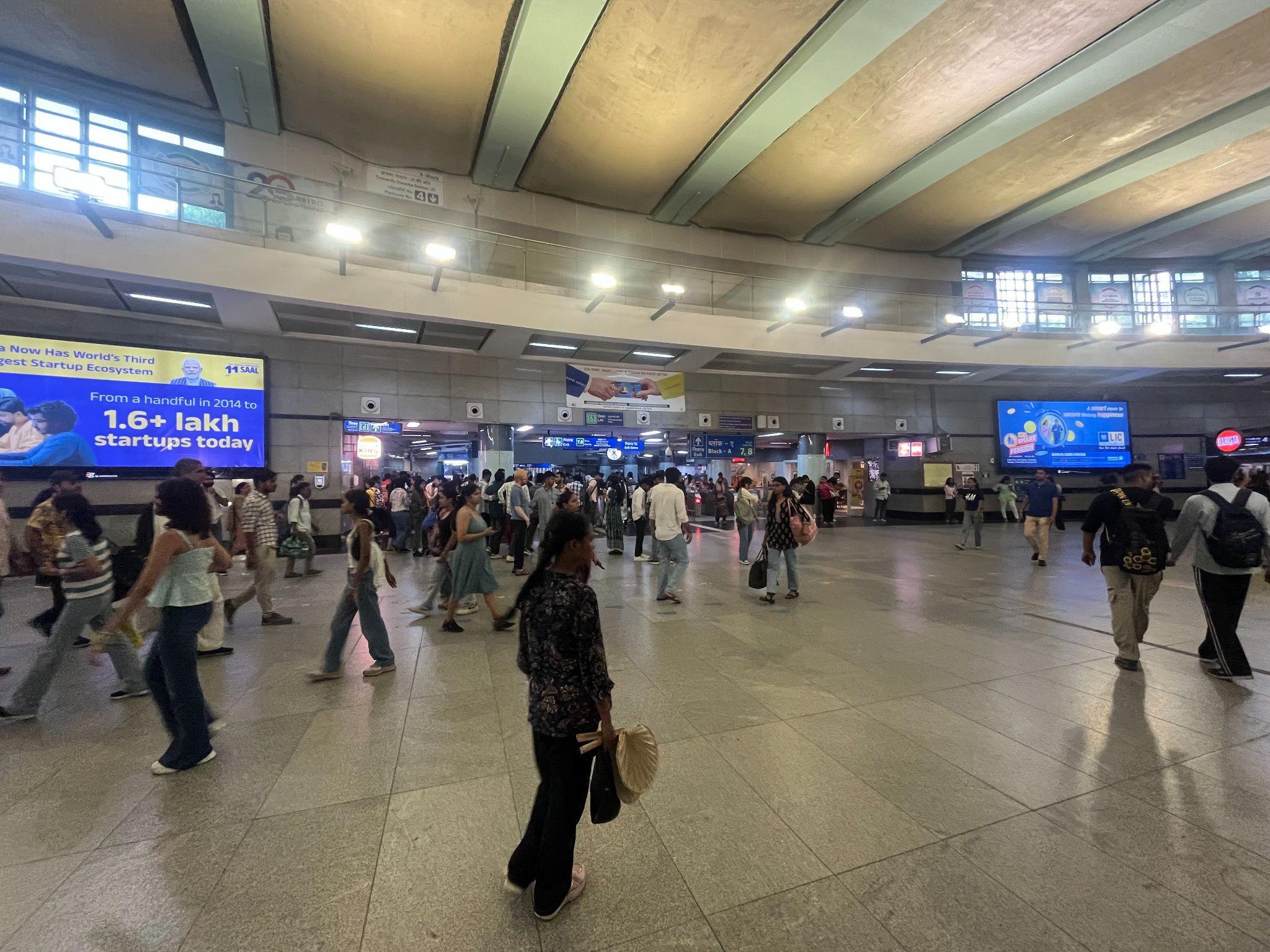 コンノートプレイスのあるRajiv Chowk駅のコンコース